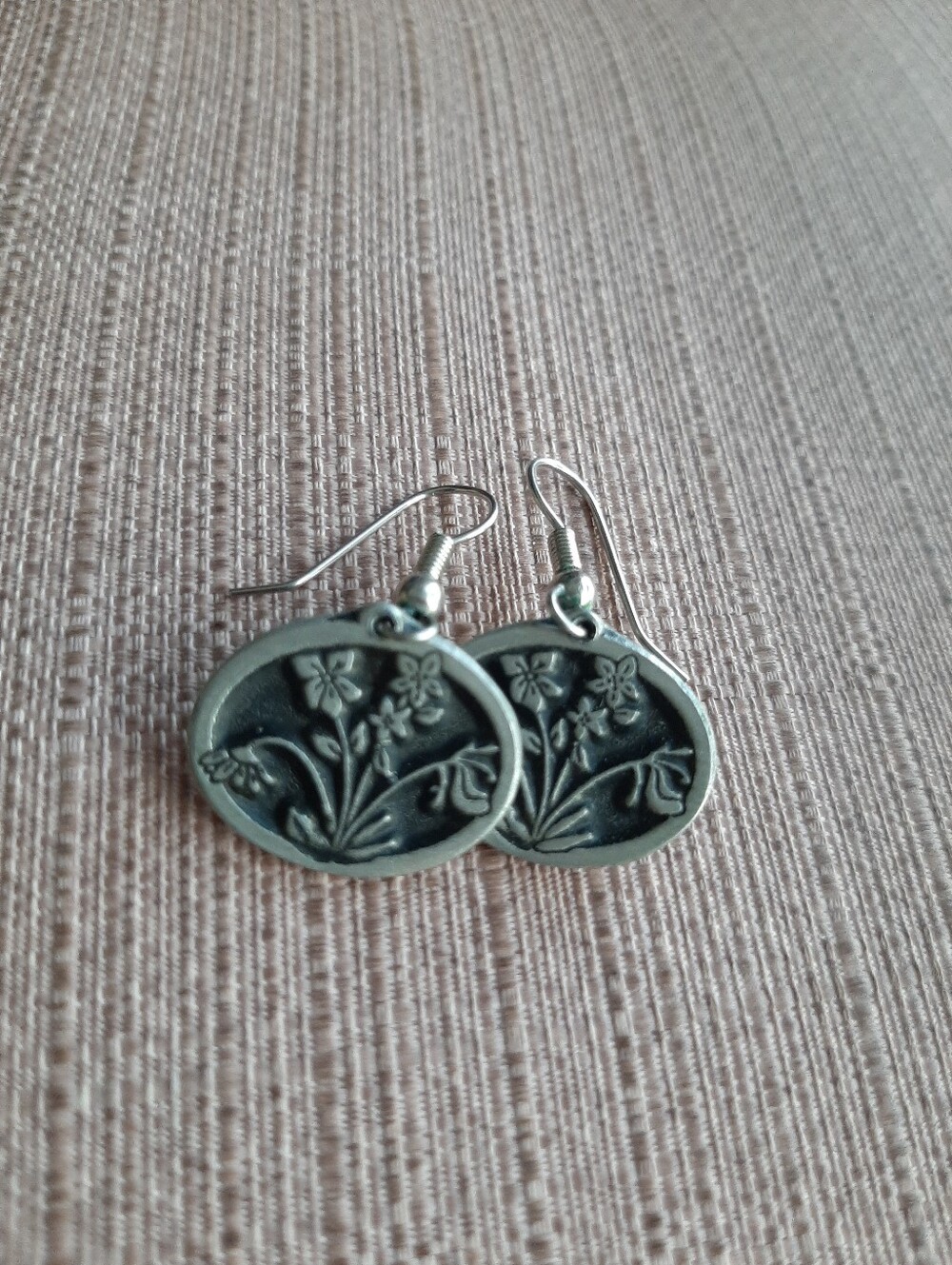 Vintage Silver Toned Metal Art Noveau Floral Cottagecore Oval Drop Earrings - Picture 5 of 5